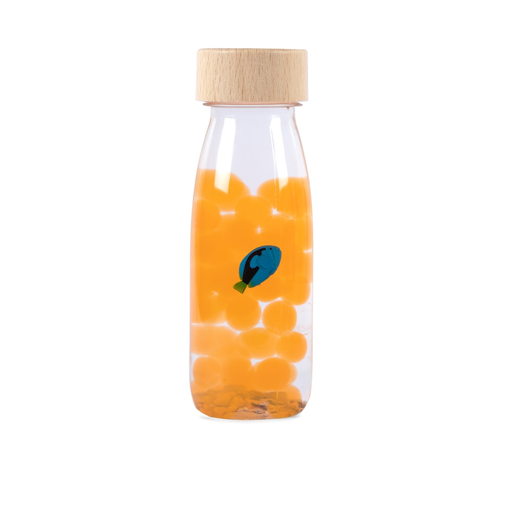 Deze sensorische fles van petit boum helpt kinderen met adhd of autisme kalmeren, schud en kijk naar de dwarrelende vis tussen de waterparels