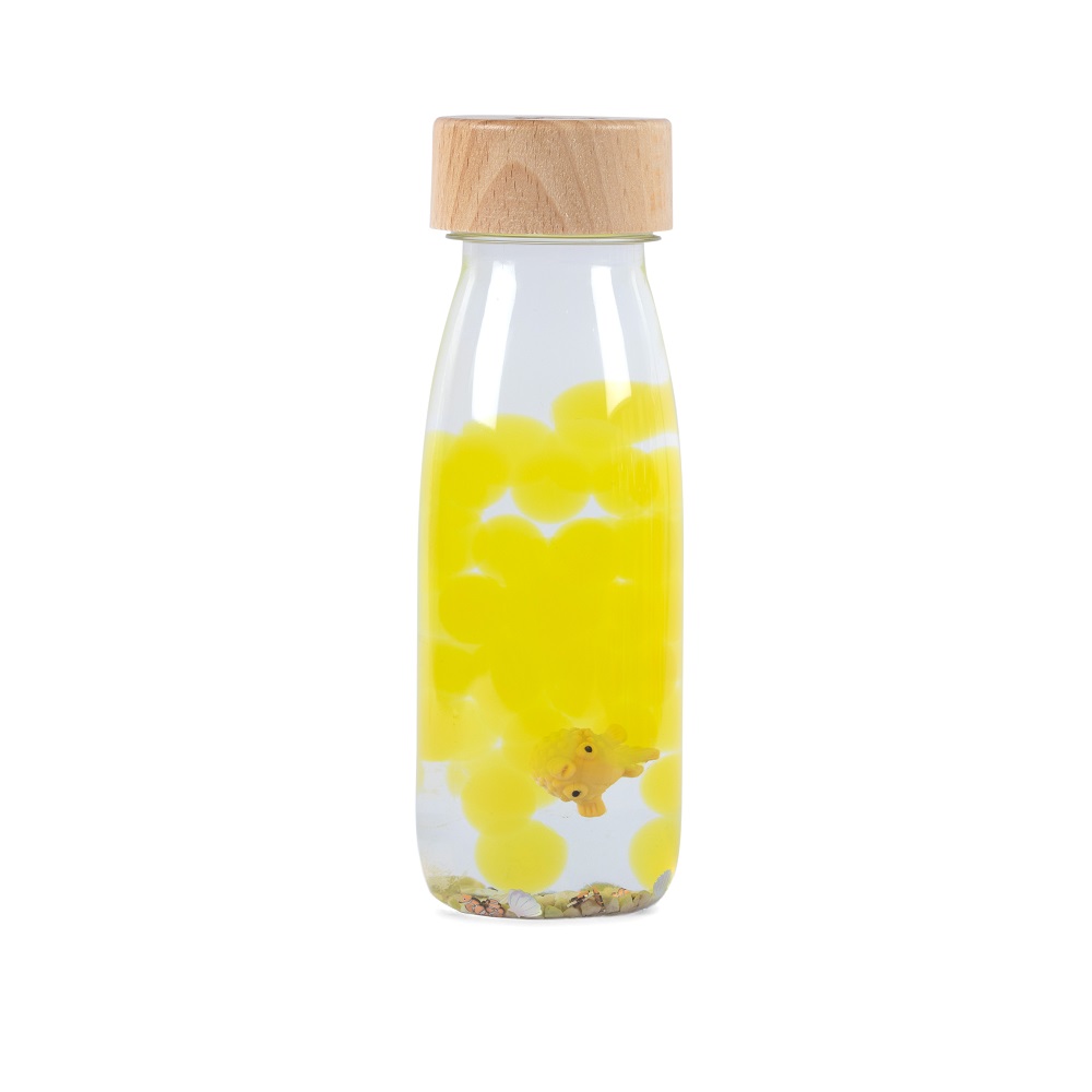 Voici la petite bouteille boum, remplie de perles d’eau et d’un poisson jaune, secoue, regarde et calme ton enfant
