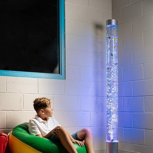 lampe snoezelbuis remplie de poisson. Grand matériel câlin pour stimuler les gens sensoriellement ou se détendre dans une salle de snoezel.