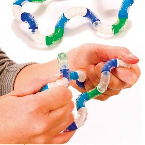 de tangle relax therapy (brain tools imagine) is een tangle voorzien van nopjes. Met deze nopjes is de tangle dus niet glad en biedt hij meer prikkels aan wat voor friemelaars prettiger is. De tangle is ideaal friemelmateriaal wat kinderen helpt te concentreren