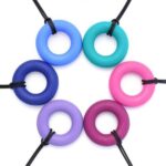 Les bijoux à mâcher Ark’s Ring sont une chaîne de morsures joyeuse. Ce bijou à mâcher convient aux enfants et aux adultes qui aiment mâcher avec les dents de devant.
