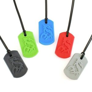 Le collier à mâcher dragon, dragon de l’arche est une chaîne à mâcher de dragon et est le bijou à mâcher idéal pour la danse du dragon. Le dragon de la chaîne de morsure a une texture accrue, stimulant pour les stimuli visuels et tactiles. En raison de sa forme robuste, il convient certainement aux mâcheurs robustes.