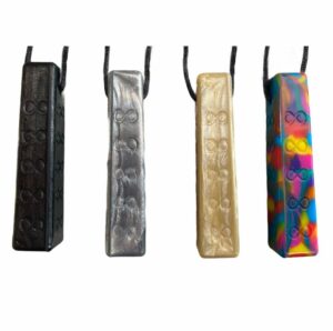 Chewigem chaîne de mastication infinity est une belle chaîne de morsure qui atteint l’arrière de la bouche et répond au besoin de mâcher et de traiter les stimuli.