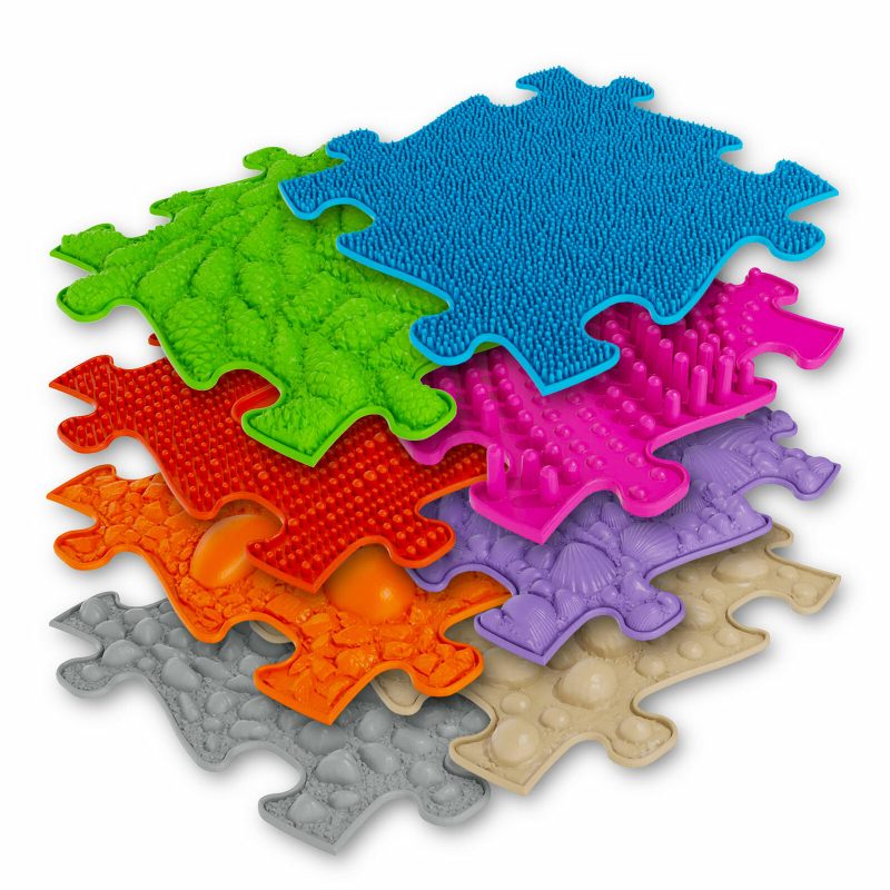 Les tapis de puzzle sensoriels (8 pièces) représentent une belle collection de base des tapis de jeu de Muffik. L’ensemble de base est une combinaison équilibrée de surfaces dures et molles et constitue un excellent chemin pieds nus pour la maison, l’école ou la thérapie.