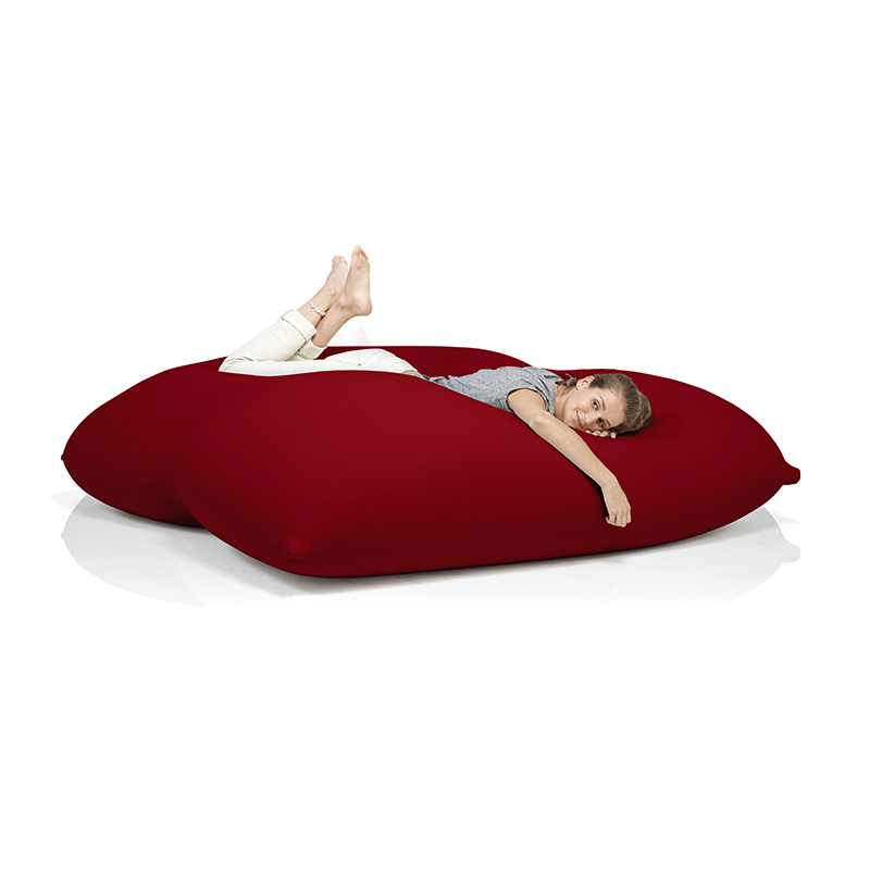 Avec le gigantesque pouf XXL : Terapy Dino, on s’enfonce de façon merveilleuse, on peut s’asseoir dessus, mais aussi s’y allonger. Ou avec votre partenaire ou vos enfants ? Aucun problème !