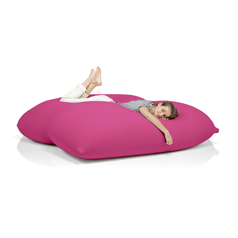 Avec le gigantesque pouf XXL : Terapy Dino, on s’enfonce de façon merveilleuse, on peut s’asseoir dessus, mais aussi s’y allonger. Ou avec votre partenaire ou vos enfants ? Aucun problème !