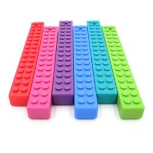 Le MEGA Brick Stick ™ d’ARK est très similaire à la chaîne à mâcher Lego Brick Stick originale et populaire d’ARK. Quelle est la différence? Cette version MEGA est beaucoup plus grande