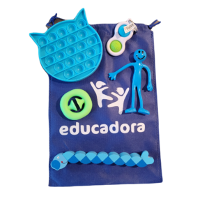 fidget jouets dans un sac spécialement pour un garçon. Idéal pour s’agiter et se concentrer à l’école et à la maison.