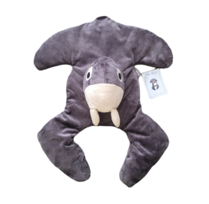 koko nora lessing câlin pilo de walrus est bientôt le meilleur compagnon de votre enfant. Il enveloppe le corps et fournit à votre enfant une pression profonde, ce qui lui permet de se reposer et de s’endormir.