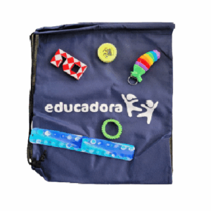 fidget toys in een rugzakje, ideaal om je fidgets en een bidon en wat te eten mee te nemen als je met je kind op pad bent.