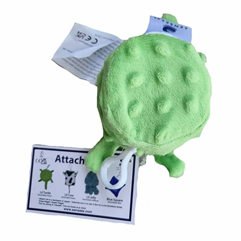 Le Senseez Attachables est un fidget vibrant de poche avec cordon coulissant. Il est fait d’un tissu doux en motif animal (choix de tortue, vache ou poulpe) et est confortable et facile à tenir. Utilisez cet agitateur pour appliquer une entrée sensorielle intense et ciblée ou comme un mouvement amusant.