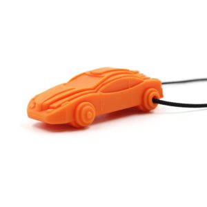 La chaîne de morsure de voiture de course est une chaîne à mâcher résistante qui atteint l’arrière de la bouche. Une belle façon de traiter les stimuli.