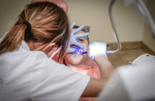 Comment préparer votre enfant autiste ou vous-même à une visite chez le dentiste pour éviter la surstimulation.