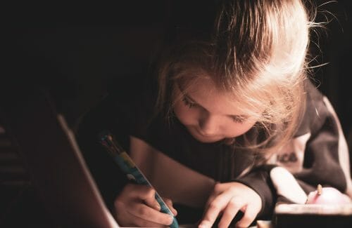 un enfant très sensible dans la salle de classe. Comment vous assurez-vous que l’enfant n’est pas submergé? Lisez nos conseils