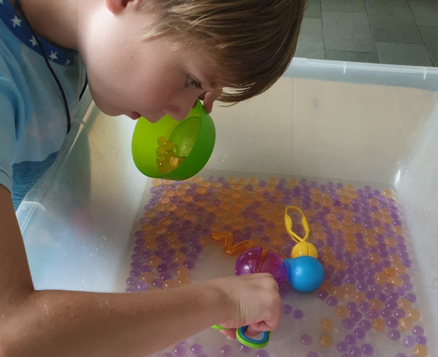 Découverte des perles d'eau : une activité sensorielle qui permet de  développer la motricité fine des enfants 