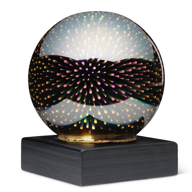 Cette boule en fibre de verre sur un piédestal est idéale pour une utilisation dans la chambre à coucher ou dans une salle de répétition pour se détendre