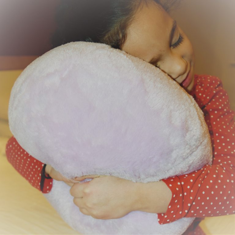 Le coussin de massage vibrant est un coussin merveilleusement doux et confortable qui vous invite à tenir, câliner ou vous allonger sur vos genoux.