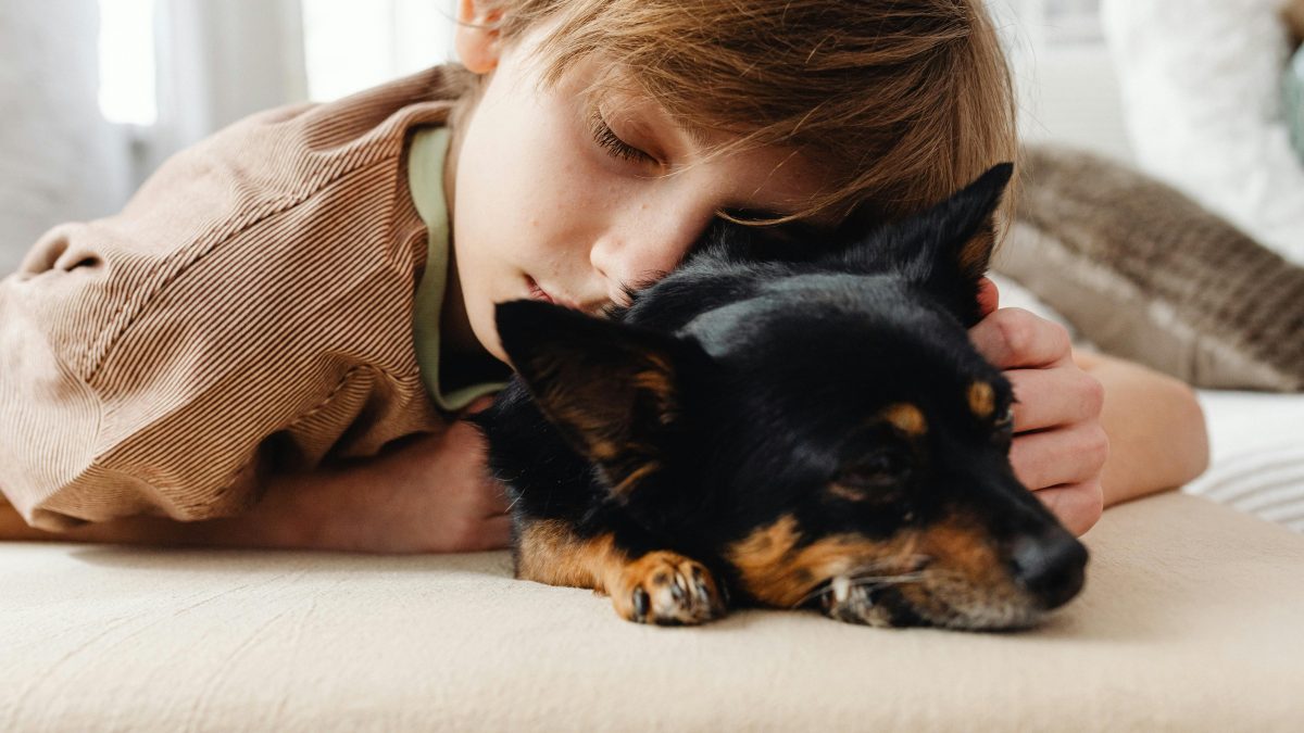 En tant que parent, comment préparez-vous votre enfant sensible à l’heure d’été ? Lisez nos conseils pratiques pour une bonne routine de sommeil