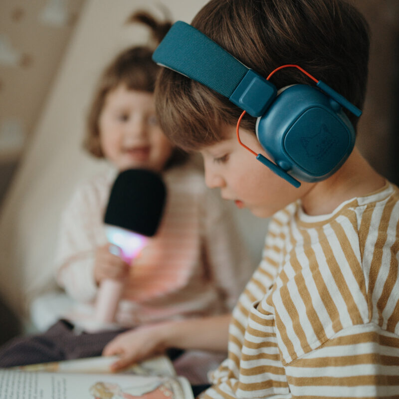 Nos écouteurs antibruit sont spécialement conçus pour offrir à vos enfants une protection auditive optimale dans les environnements bruyants et réduire les tonalités fortes jusqu’à 25 dB. Grâce à la technologie de suppression du bruit, ces écouteurs garantissent une expérience d’écoute sûre et confortable