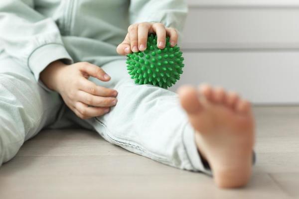 Met de massage bal, bied je tactiele prikkels aan en stimuleer je het verwerken van tactiele informatie en het omgaan met aanrakingen.