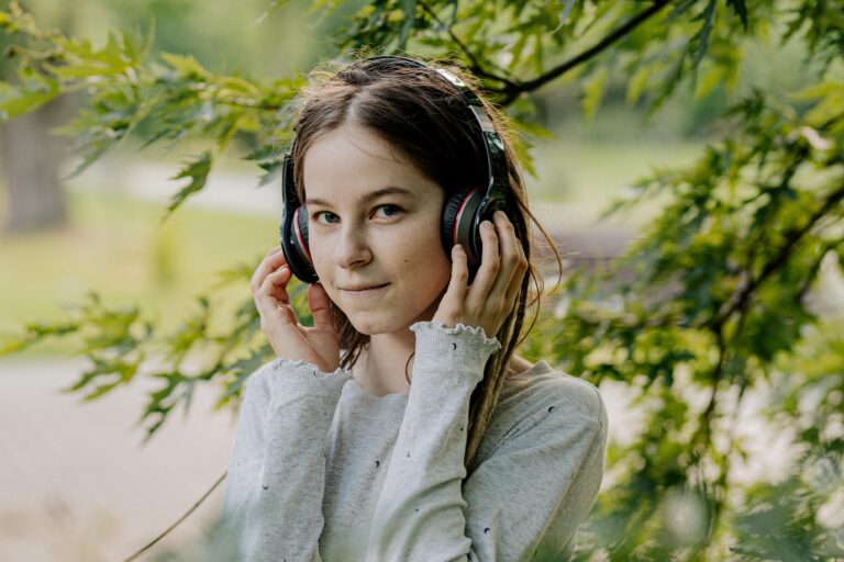 La sensibilité sonore est souvent un problème majeur pour les personnes ayant des troubles sensoriels. Beaucoup essaient d’utiliser des écouteurs qui se coupent du monde afin de pouvoir garder le contrôle, se concentrer ou se concentrer. Sans aucun doute, notre monde est devenu plus bruyant qu’il ne l’était à l’époque préhistorique, et nos oreilles ont beaucoup plus à traiter aujourd’hui.