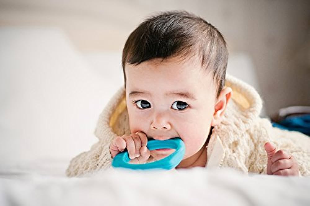 Certains enfants ont l’habitude de mâcher la nuit. Comme la succion du pouce ou l’utilisation d’une sucette, c’est une source de confort. Chez Chewigem, nous comprenons l’importance de trouver une solution sûre et efficace à la mastication nocturne. C’est pourquoi nous proposons un certain nombre d’options qui peuvent vous aider !