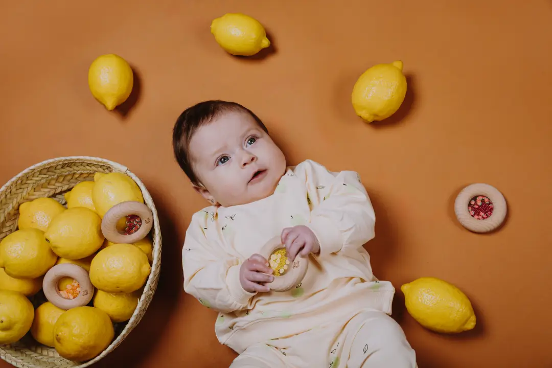 Le beignet au citron vert de petit boum n’est pas seulement un régal pour les yeux, mais aussi idéal pour que les petites mains puissent le tenir et jouer confortablement. Les formes colorées des fruits et légumes à l’intérieur rendent chaque mouvement de secousse encore plus amusant