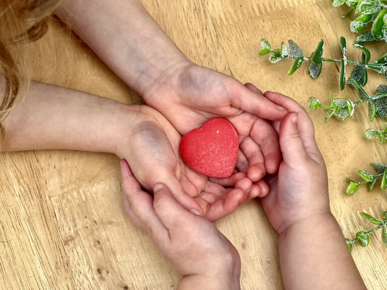 Vous cherchez le cadeau de Saint-Valentin parfait pour les enfants ? Enrichissez leur journée de cadeaux joyeux et significatifs ! Choisissez la chaîne à mâcher Miller Heart, idéale pour la stimulation sensorielle, ou donnez-leur les Needoh Hearts pour un plaisir relaxant.
