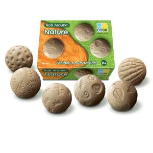 Roulement de porte jaune autour de la nature sont des pierres sensorielles avec des empreintes de tampons, utilisez-les pour un jeu créatif dans le sable