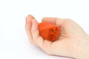La mini balle anti-stress de Smakompisar est douce et chaude et est apaisante à emporter avec vous