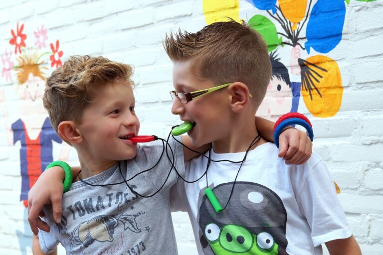 Une chaîne à mâcher peut être un outil précieux pour les enfants qui ont des difficultés à s’autoréguler ou à mâcher excessivement des objets inappropriés.