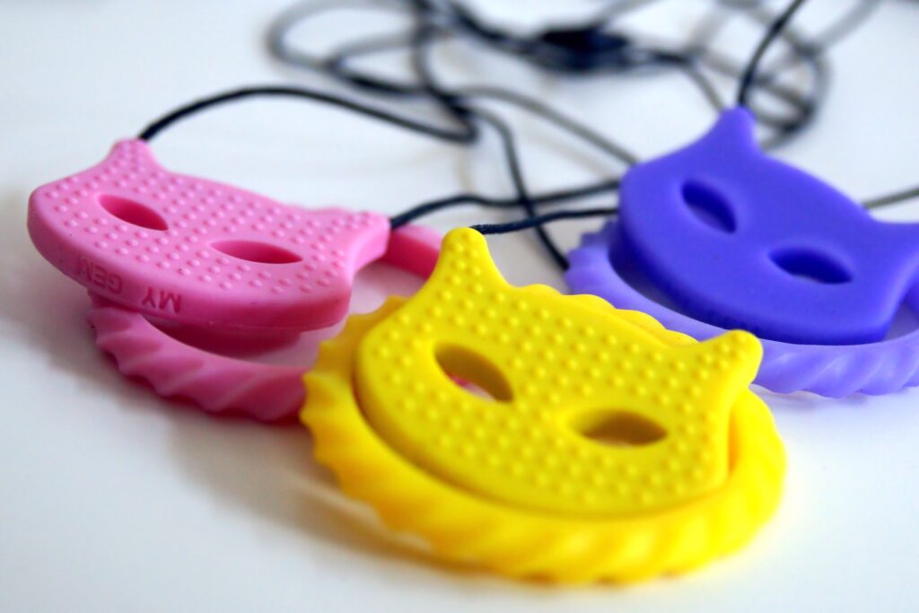 Chaînes de morsure pour une stimulation sensorielle supplémentaire : Idéal pour les enfants (et les adultes) qui ont besoin de stimuli supplémentaires. Avec différentes textures et matériaux, ces bijoux à mâcher aident à l’autorégulation, à l’apaisement et à l’amélioration de la concentration.