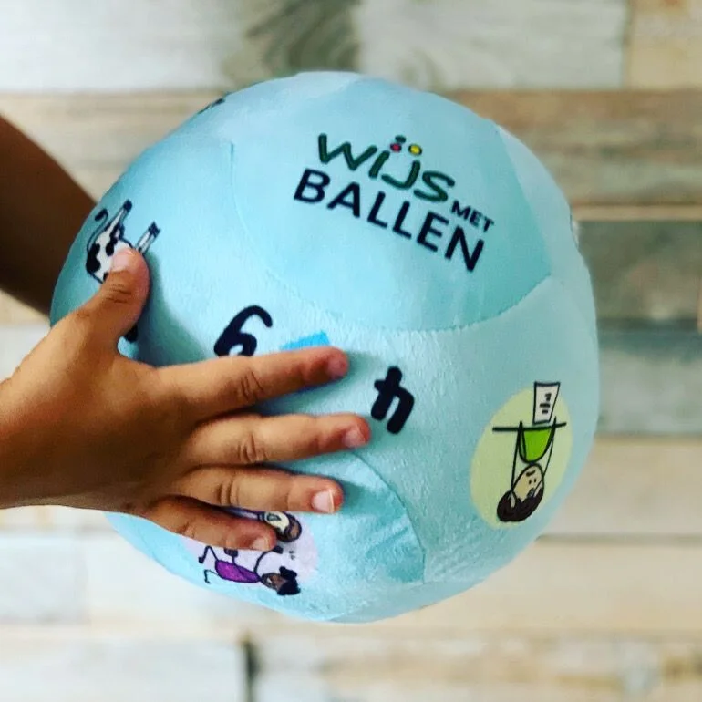 L’ensemble wise with balls se compose de 2 balles pour entamer une conversation avec les enfants d’âge préscolaire