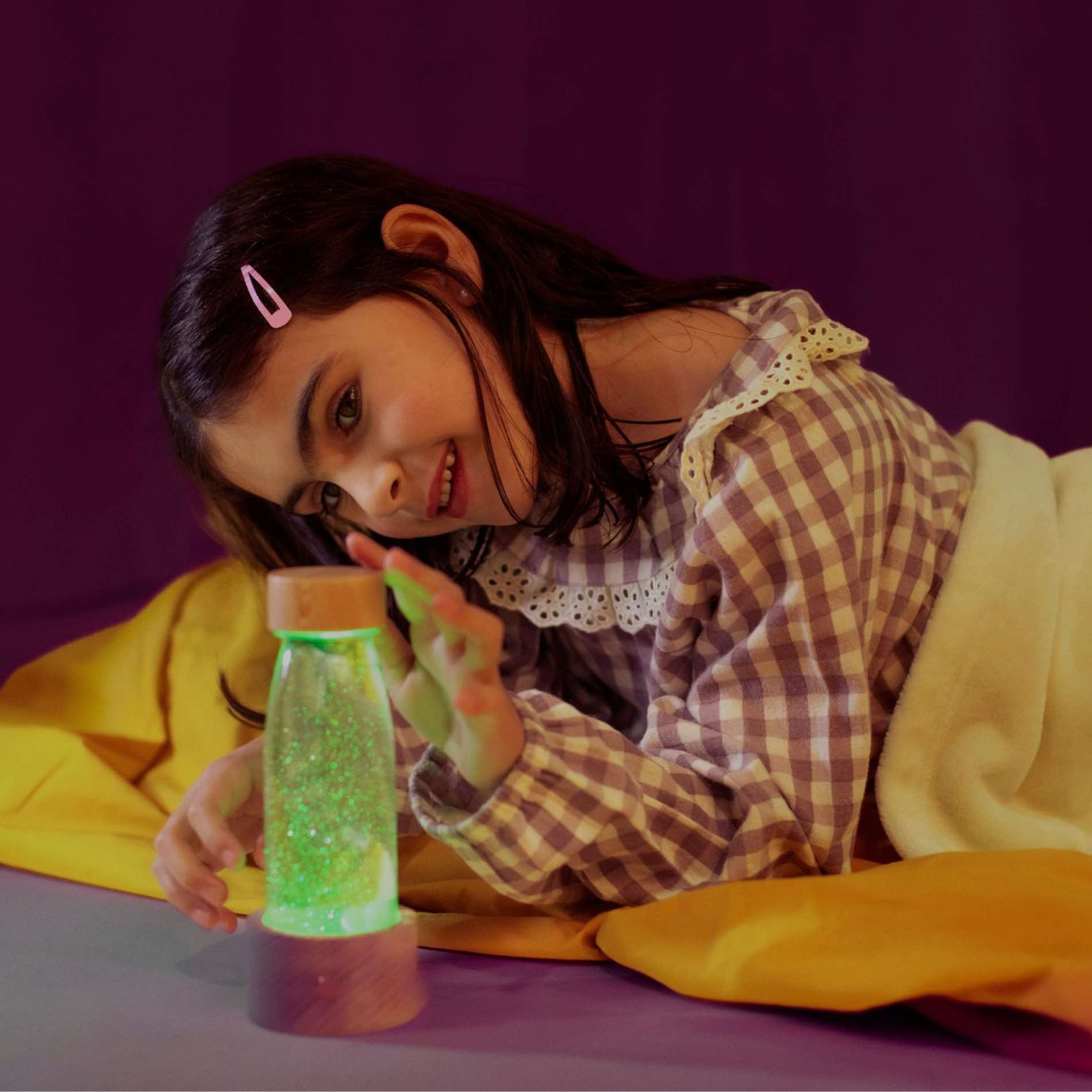 Transformez n’importe quelle bouteille sensorielle en spectacle de lumière avec la lampe magique Petit Boum.