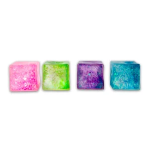 Scrunchems Glitter Cube, un squishy cube doux avec des paillettes et un remplissage en gel, parfait pour la relaxation, la réduction du stress et le jeu sensoriel.