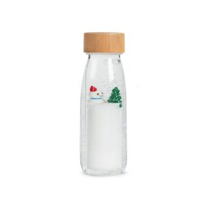 Découvrez la bouteille Petit Boum Move Winter, une bouteille sensorielle magique pleine de scènes hivernales et de surprises flottantes.