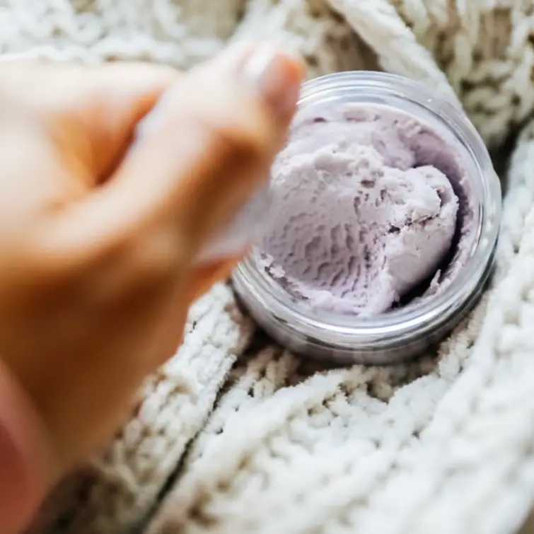 Vis le calme pur avec Pinch me - Zen. Ton aromathérapie dans un bocal. Idéal pour être en déplacement afin d’apaiser les sens.