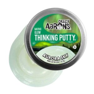 Découvrez la pâte Aurora Sky de Crazy Aaron, une pâte vert clair qui scintille avec des paillettes changeant de couleur et qui brille en vert le soir.