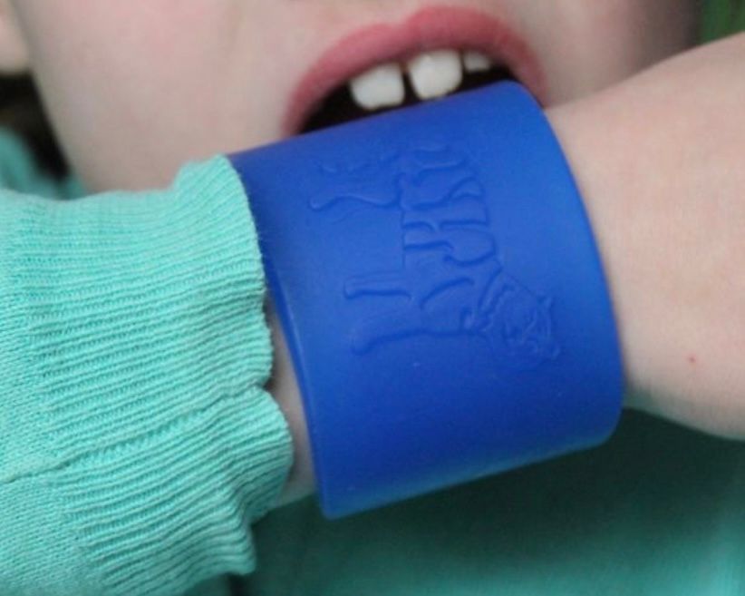 Le bracelet à mâcher Tactile Tiger est un bracelet à mâcher sensoriel texturé spécialement conçu pour les enfants ayant besoin de stimuli de mastication et d’apports tactiles.