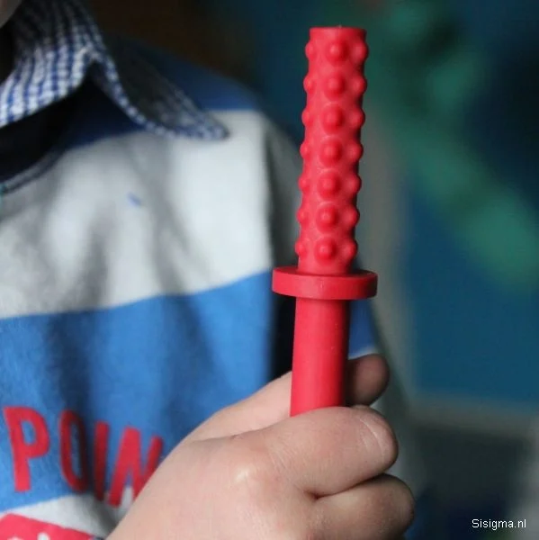 La barre de mastication Chew stixx junior soutient le besoin de mâcher, la stabilité de la mâchoire et le traitement des stimuli sensoriels. Aussi adapté comme manipulation de main.