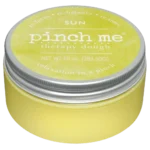 Pâte thérapeutique malléable avec parfum de citron frais. Ça aide à la relaxation, à la concentration et au traitement des stimuli. Idéal pour des moments de repos  