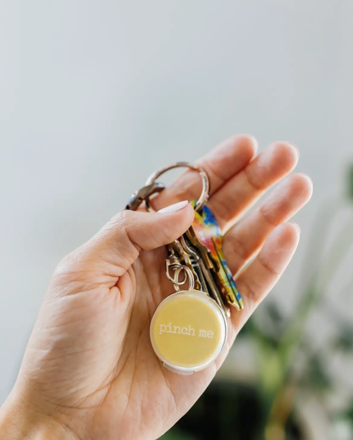 Pince-m’en avec une pince à mastic thérapeutique avec un parfum Happy pour la relaxation et une utilisation sensorielle afin de stimuler votre esprit.