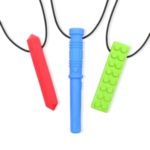 Ensemble de 3 chaînes à mâcher pour enfants. Soutient le traitement des stimuli, la concentration et l’autorégulation. Disponible en différentes fermetés.