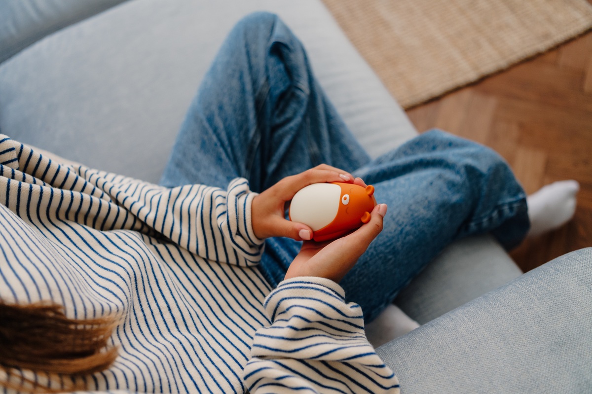 Moonbuddy Barry is een zacht ademhalingsmaatje voor kinderen dat helpt om rustig te ademen en een moment van ontspanning te creëren. Het bewegende buikje maakt ademhaling voelbaar en eenvoudig te volgen.